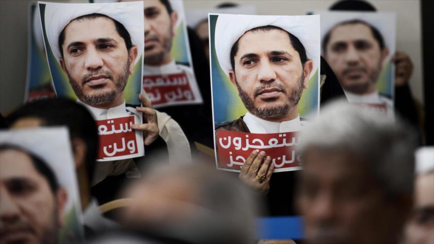 Bareiníes portan las fotos del sheij Ali Salman, pidiendo su libertad.