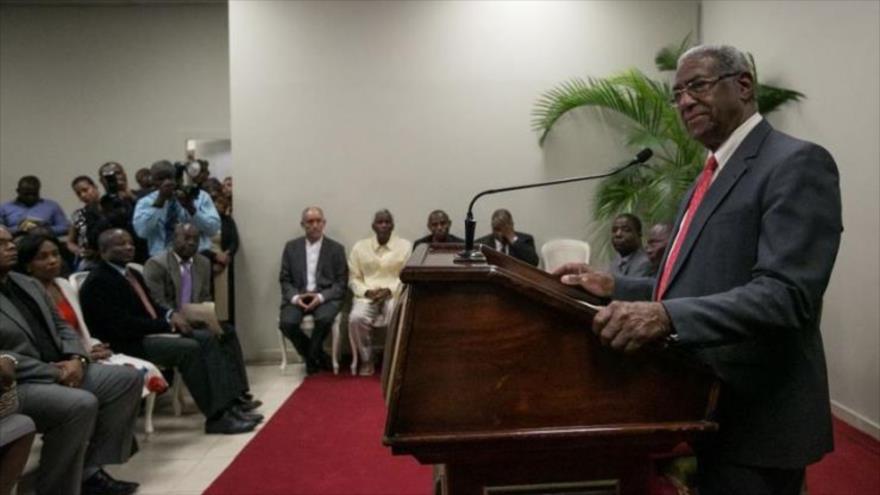 El presidente de la Comisión Evaluadora Electoral Independiente (CEEI) de Haití , Francois Benoit, entrega el informe de verificación en Puerto Príncipe, capital haitiana, 30 de mayo de 2016.