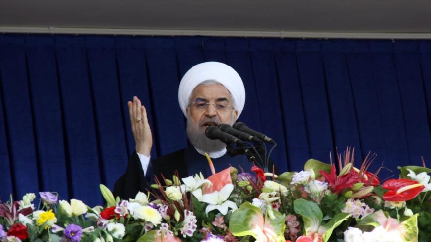 El presidente iraní, Hasan Rohani, ofrece un discurso ante una gran multitud de residentes de Mahabad, ciudad ubicada en la provincia de Azerbaiyán Occidental (noroeste de Irán), 31 de mayo de 2016.