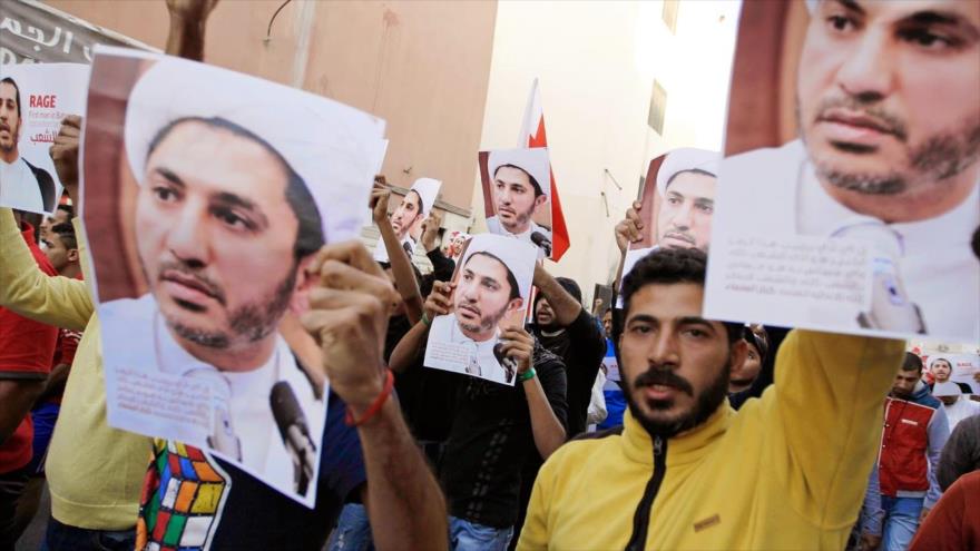 Manifestantes bareiníes urgen la puesta en libertad del líder del partido opositor Al-Wefaq, el sheij Ali Salman.