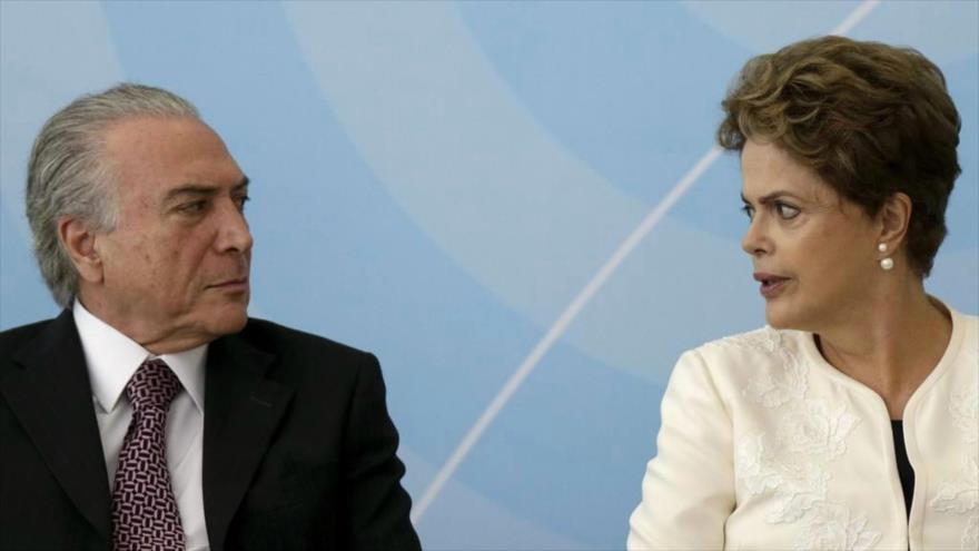 La suspendida presidenta de Brasil, Dilma Rousseff (dcha), y el presidente interino, Michel Temer.