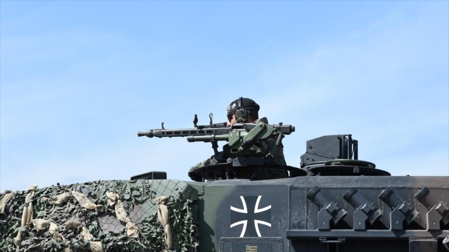 Un tanque Leopard alemán durante el ejercicio "Fuerte Europa tanque Desafío 2016", en el área de formación en Grafenwoehr, cerca de Eschenbach, en el sur de Alemania, 11 de mayo de 2016.