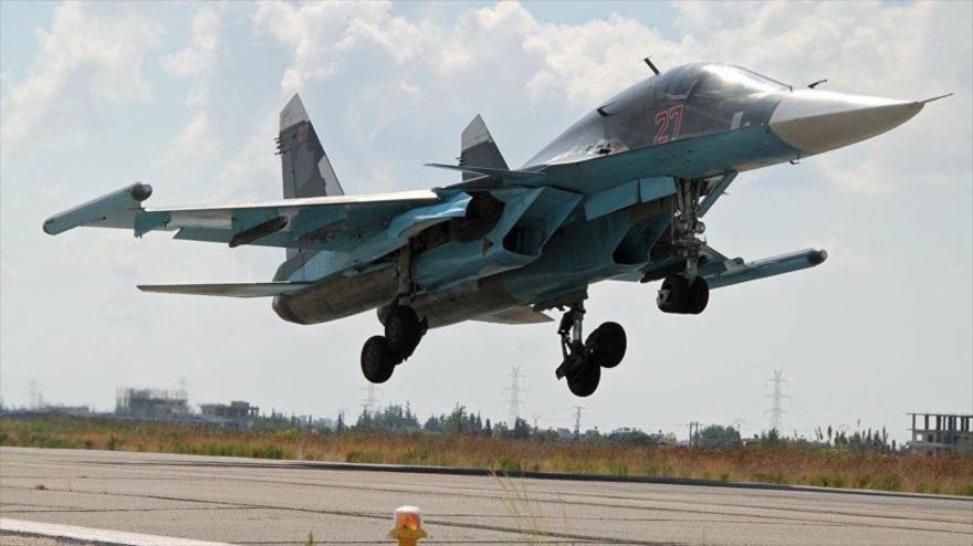 Un caza bombardero ruso Su-34 despega del aeródromo de la ciudad costera siria de Latakia.