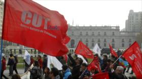 Chilenos salen a las calles para defender la reforma laboral