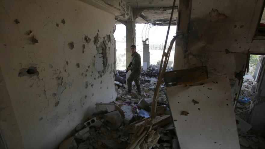 Un soldado del Ejército sirio entre las ruinas de la ciudad devastada de Daraya, sudeste de Siria.