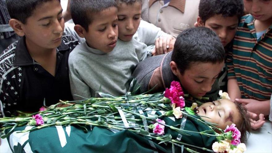 Niños palestinos se despiden de un bebé asesinado en un ataque israelí.