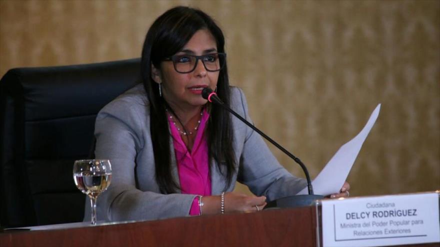 La canciller de Venezuela, Delcy Rodríguez, ofrece una rueda de prensa en la capitalina ciudad de Caracas, 1 de mayo de 2016.