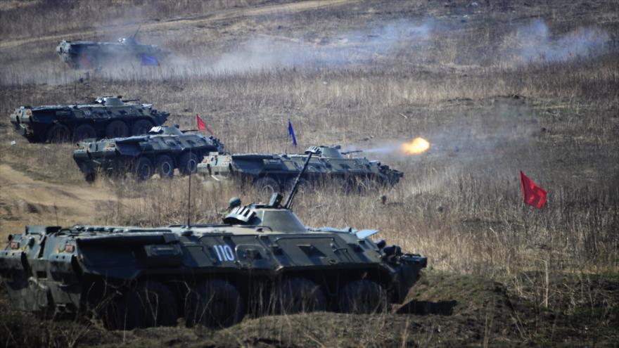 Tanques rusos durante un ejercicio militar.