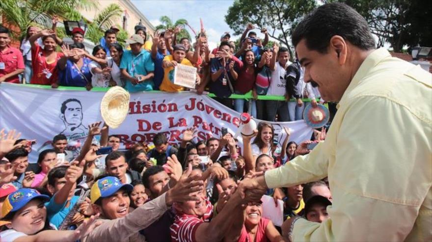 El presidente de Venezuela, Nicolás Maduro, se dirige a los jóvenes durante una masiva marcha contra la injerencia extranjera, 1 de mayo de 2016.