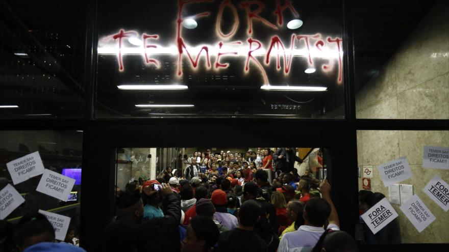 Los seguidores de la suspendida presidenta de Brasil, Dilma Rousseff, protestan delante del edificio que alberga la oficina del presidente interino Michel Temer, en Sao Paulo, 1 de junio de 2016.