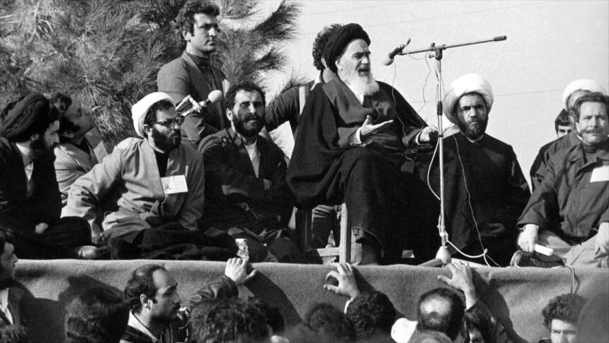 El fundador de la República Islámica de Irán, el Imam Jomeini, dirige el pueblo iraní tras su regreso al país desde el exilio, 1 de febrero de 1979.