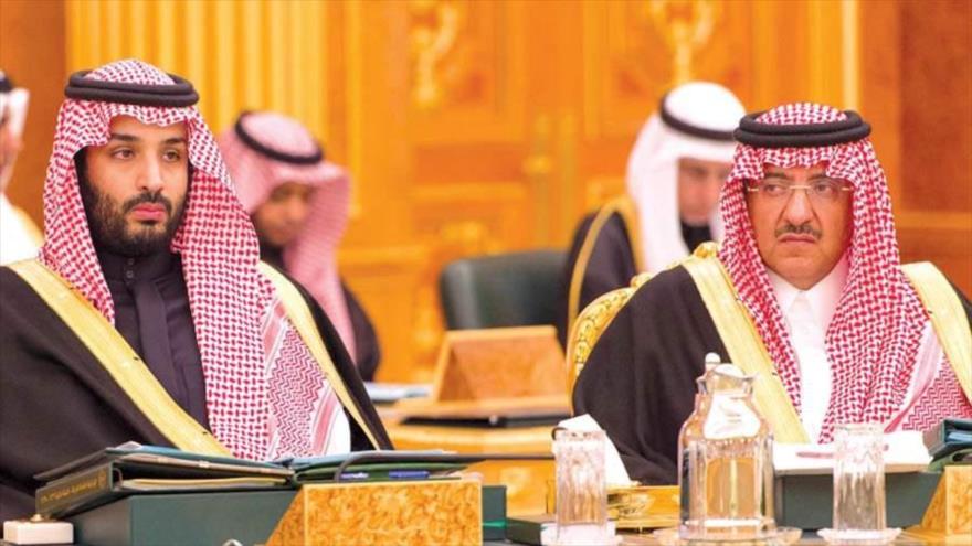 El príncipe Mohamad bin Nayef bin Abdulaziz Al Saud (derecha), y el príncipe heredero adjunto saudí, Mohamad Bin Salman.