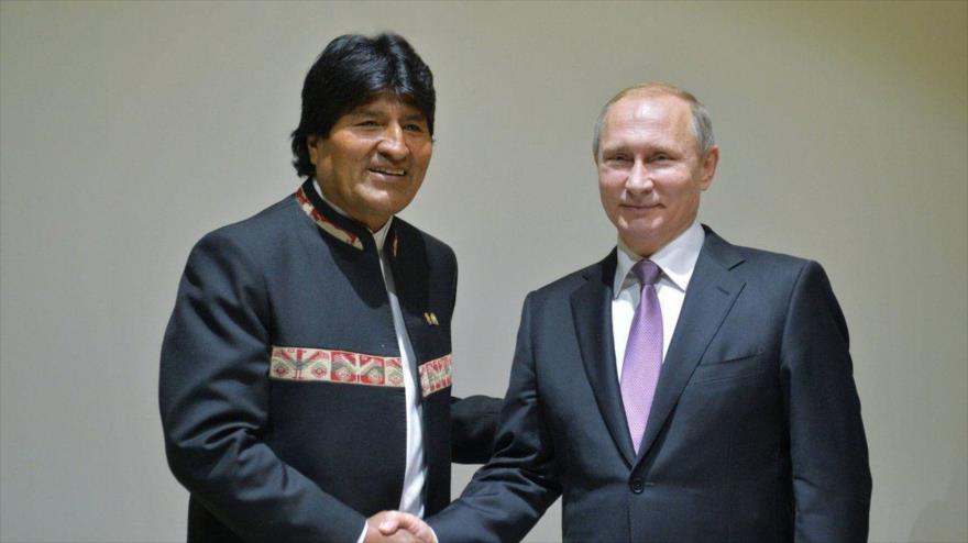 El presidente de Bolivia, Evo Morales (izda.) y su par ruso, Vladimir Putin.