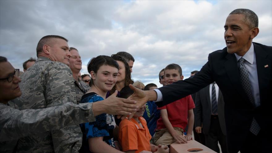 El presidente estadounidense, Barack Obama, es recibido a su llegada a la base Peterson de las Fuerzas Aéreas, en Colorado Springs (Colorado, oeste de EE.UU.), 1 de junio de 2016.