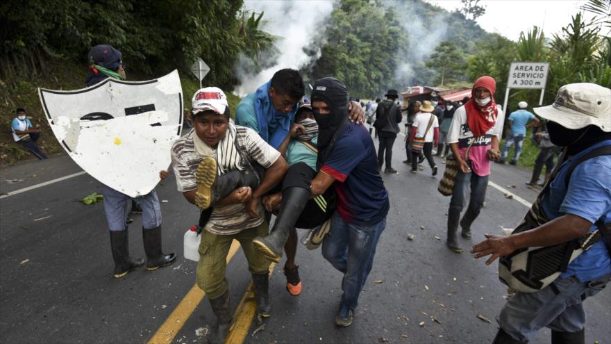 Indígenas trasladan el cuerpo de un herido en los enfrentamientos con la Policía colombiana en Valle del Cauca (suroeste), 2 de junio de 2016.