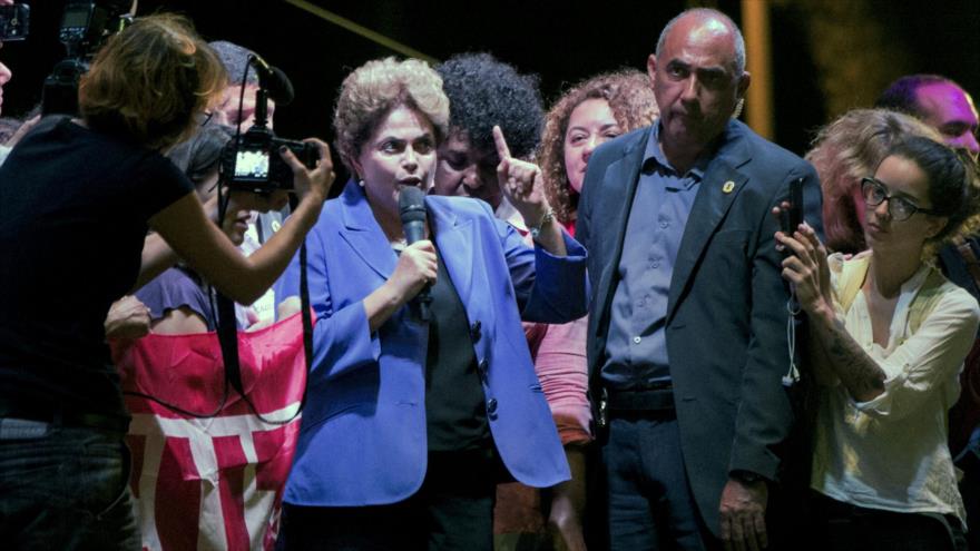 La presidenta de Brasil, Dilma Rousseff, ofrece un discurso ante sus partidarias en la ciudad de Rio de Janeiro (sur), 2 de junio de 2016.