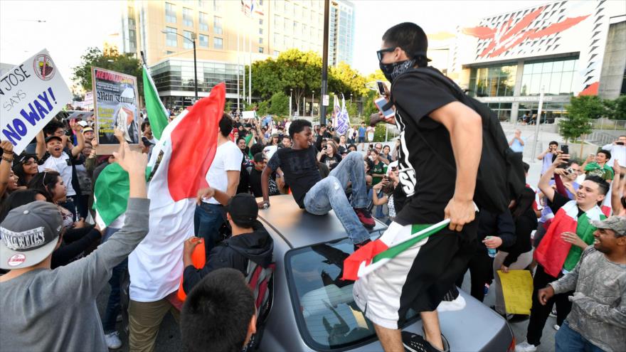 Manifestantes anti-Trump se congregan ante el Centro de Convenciones de San José, California, para protestar contra Donald Trump, 2 de junio de 2016.