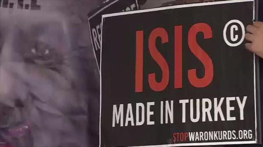 Una pancarta de la campaña denominada #DontGoTurkey indica que el grupo terrorista takfirí EIIL (Daesh en árabe) en una fabricación turca.