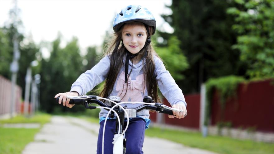 Chiquilla en bicicleta.