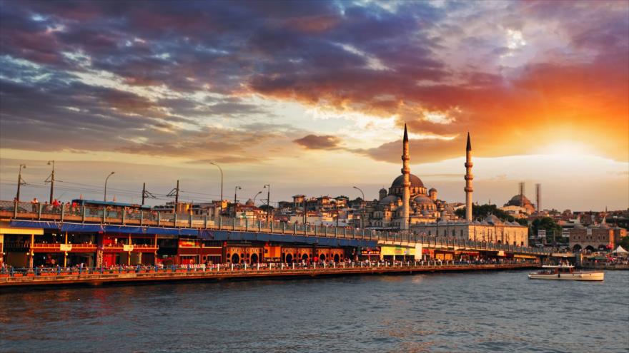 Vista de la Mezquita Ayasofya (Santa Sofía), en la ciudad turca de Estambul, desde el Estrecho de Bósforo.