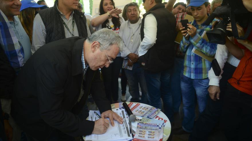 El expresidente de Colombia, Alvaro Uribe, firma la proclamación "por la paz que queremos" como parte de la resistencia civil contra el gobierno y contra las FARC. Medellín, Colombia, 4 de junio de 2016.