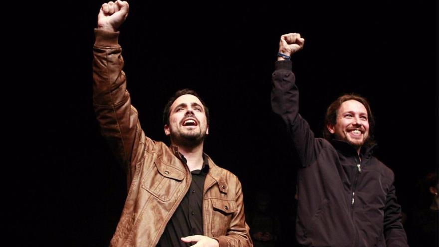 El líder de Podemos, Pablo Iglesias (dcha.), y el de Izquierda Unida (IU), Alberto Garzón.

