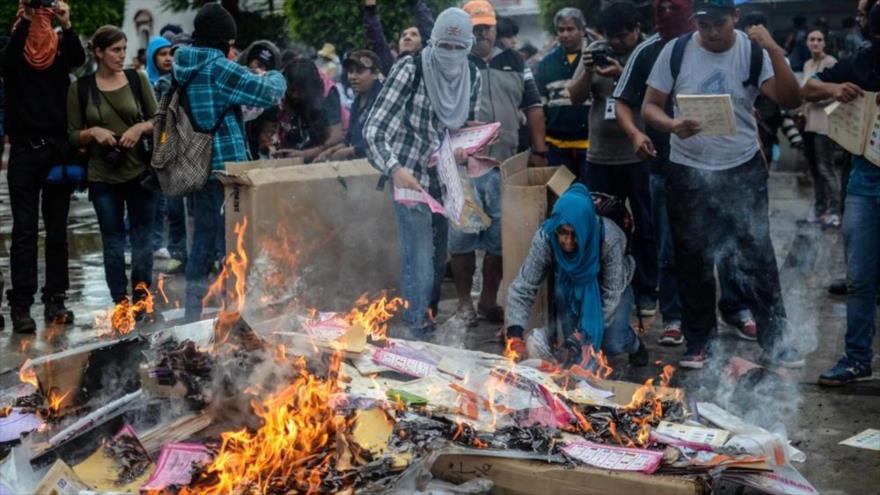 Manifestantes mexicanos queman las casetas electorales en Tixla, Guerrero (sur).