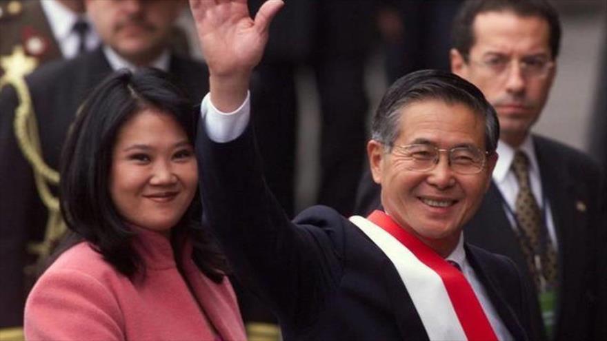 La aspirante a la Presidencia de Perú, Keiko Fujimori (izda.), y su padre, Alberto Fujimori, expresidente peruano.