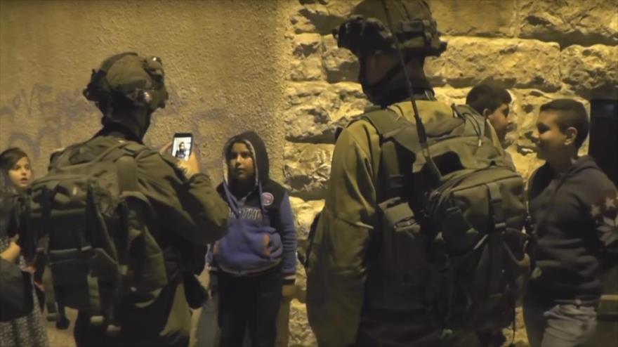 VIDEO: Soldados israelíes intimidan y fotografían a 20 niños palestinos
