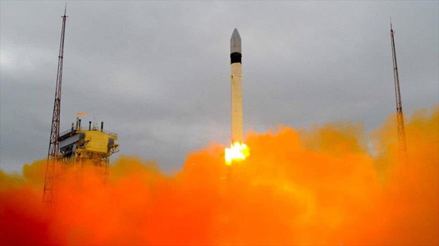 El lanzamiento del cohete portador Rokot con un satélite militar desde el centro espacial de Plesetsk (norte).