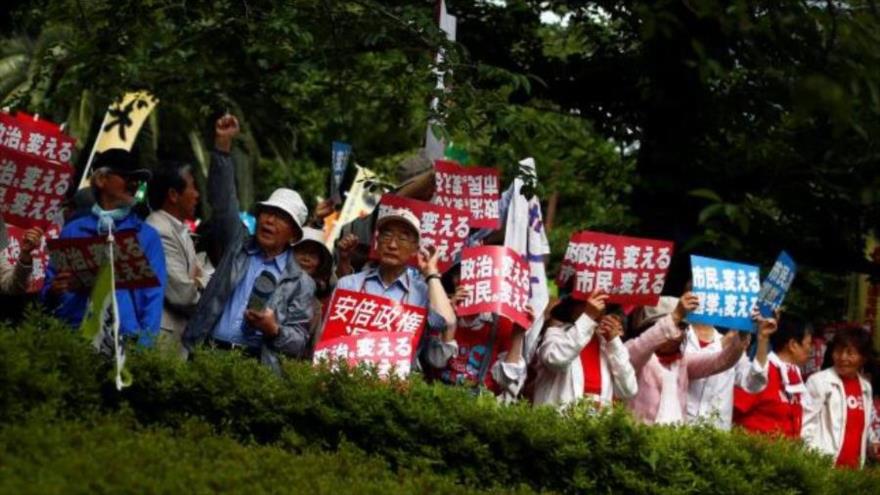 Manifestantes en Tokio rechazan las políticas belicistas del primer ministro Shinzo Abe, 5 de junio de 2016.