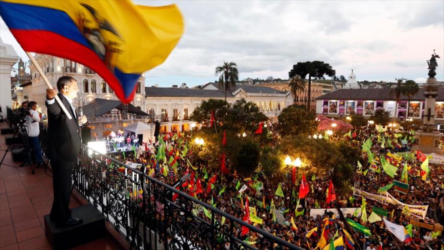 Presidente de Ecuador, Rafael Correa, líder del movimiento Alianza País, pronuncia un discurso delante de simpatizantes y miembros de este movimiento.