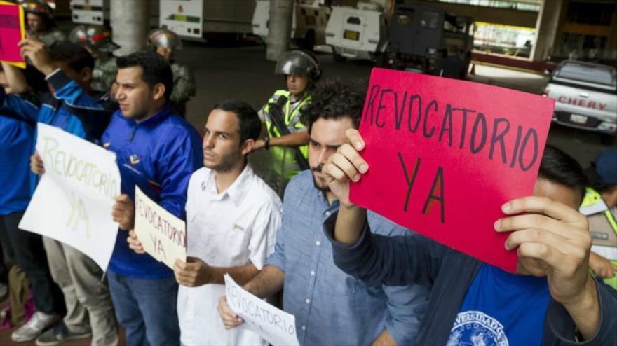 Oposición venezolana exige someter al presidente Nicolás Maduro a un referendo revocatorio.