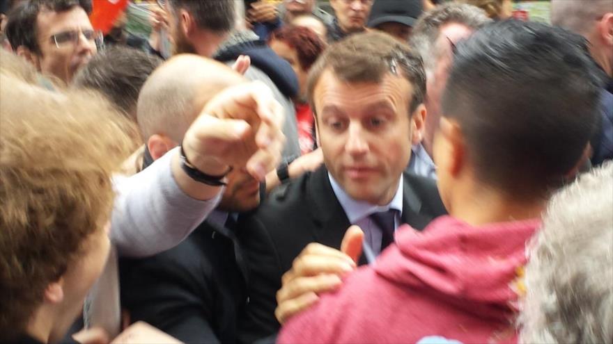 El extrarradio de París recibe con abucheos y huevazos al ministro francés de Economía