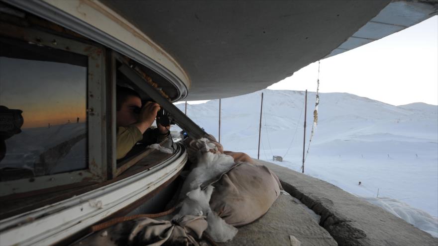 Un soldado israelí en una instalación militar en el monte Hermón, en los Altos de Golán.