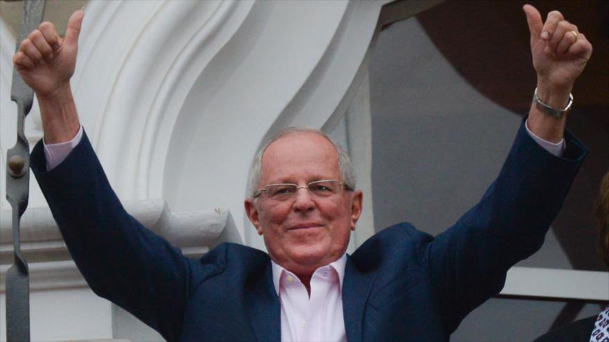 
El candidato presidencial por el partido Peruanos Por EL Kambio (PPK), Pedro Pablo Kuczynski celebra los resultados preliminares de la segunda vuelta, Lima, 5 de junio 2016.