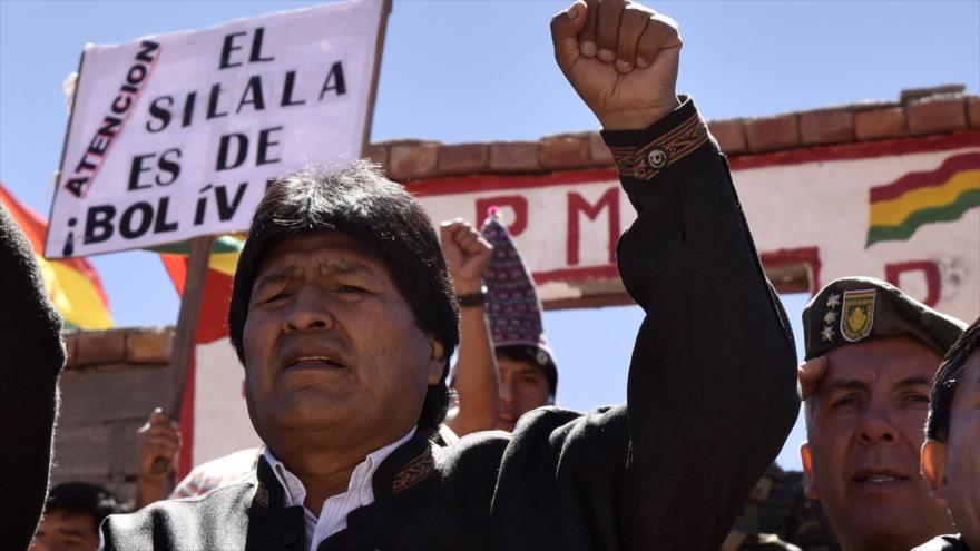 El presidente de Bolivia, Evo Morales, canta el himno nacional, durante una visita al Silala, en el departamento de Potosí, sudoeste de Bolivia, 29 de marzo 2016.