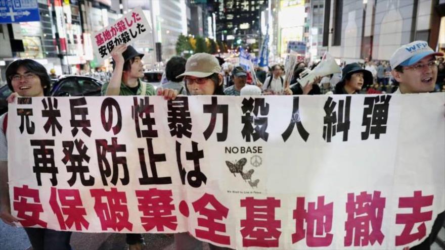 Los manifestantes denuncian el supuesto asesinato de una mujer japonesa por un trabajador de una base militar de EE.UU. en Okinawa, durante una jornada de protesta celebrada en el distrito de Shinjuku en Tokio, capital nipona.