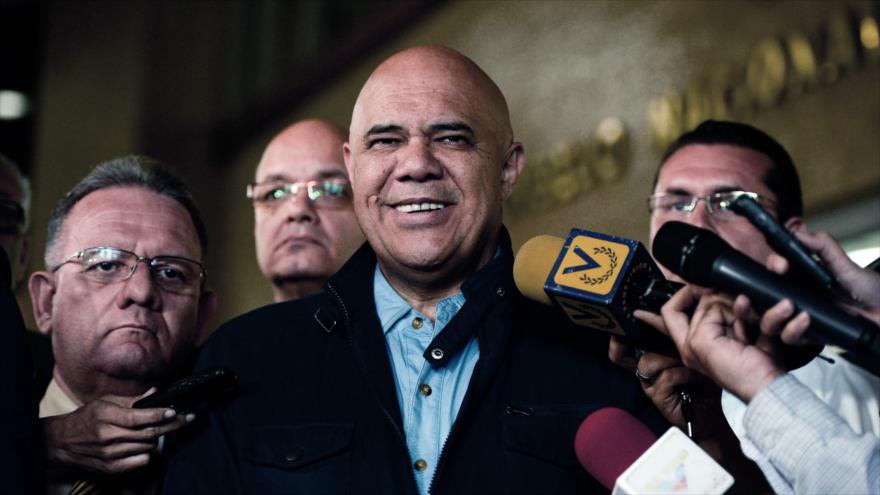 El portavoz de la oposición venezolana, Jesús Torrealba, habla con los medios de comunicación tras reunirse con una autoridad del Consejo Nacional Electoral (CNE), 7 de junio de 2016.