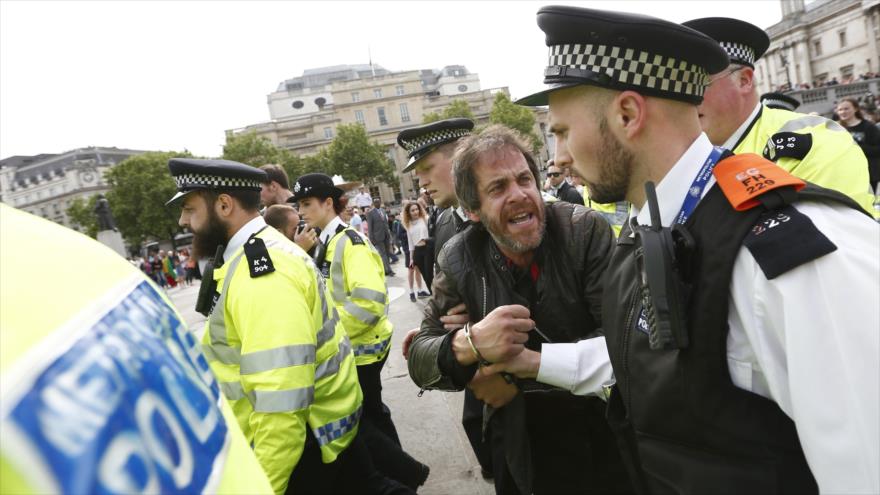 Un británico detenido por un oficial de policía por haber participado en una manifestación antigubernamental en Londres, la capital del Reino Unido, mayo de 2015.