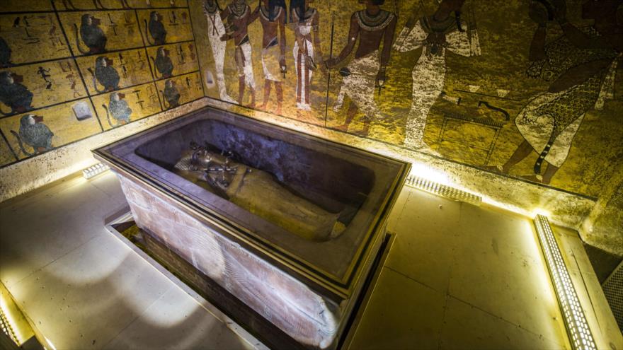 La cámara de oro de Tutankamón (un faraón perteneciente a la dinastía XVIII de Egipto), tras los muros de la cual se cree que podrían estar los restos de Nefertiti.