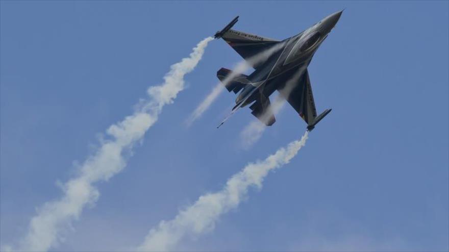 Un avión de combate F-16 de la Fuerza Aérea de EE. UU. 