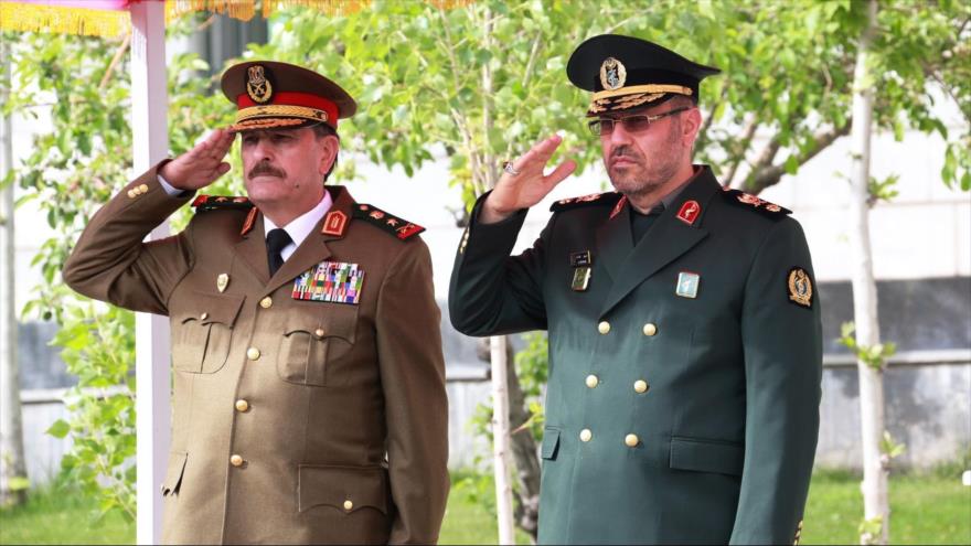 El ministro iraní de Defensa, Husein Dehqan, y su homólogo sirio, Fahed Yasem al-Freiy.