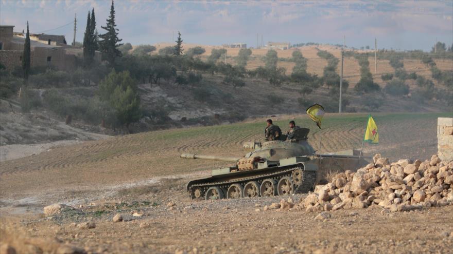 Integrantes de las llamadas Fuerzas Democráticas de Siria (SDF), a bordo de un tanque.