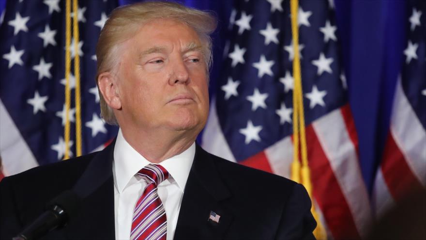 El precandidato republicano a la Presidencia de EE.UU., Donal Trump, se dirige a los partidarios y los medios de comunicación después de las elecciones primarias en Briarcliff Manor, Nueva York, 7 de junio de 2016.