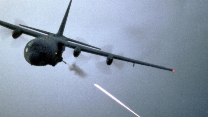 Avión de la llamada coalición anti-EIIL lanza un misil contra posiciones de Daesh.