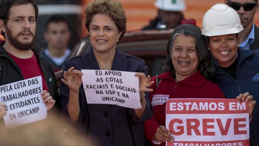 La presidenta suspendida de Brasil, Dilma Rousseff (2 izq.), durante su visita a la obra de construcción de Sirius, Sao Paulo, Brasil, 9 de junio de 2016.