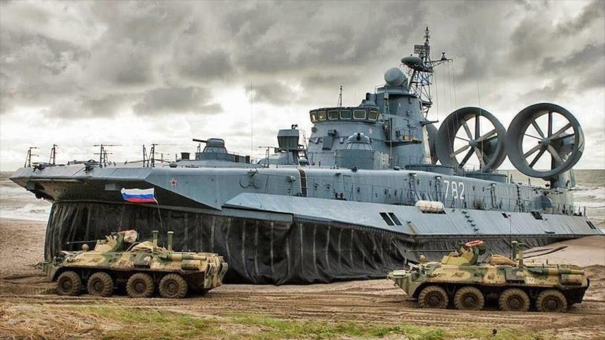 Vehículos militares de la Armada rusa en una maniobra militar.