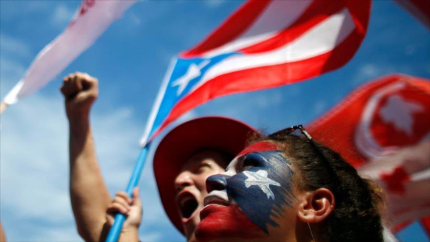Manifestantes puertorriqueños rechazan el colonialismo estadounidense.
