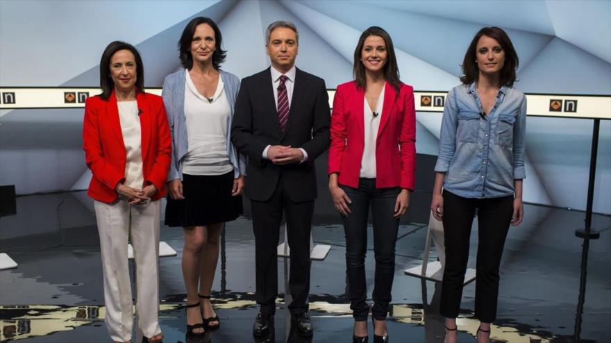 El periodista Vicente Vallés (centro) posa con las dirigentes de los cuatro grandes partidos políticos de España: (de izquierda a derecha) Margarita Robles (PSOE), Carolina Bescansa (Unidos Podemos), Inés Arrimadas (Ciudadanos) y Andrea Levy (PP).